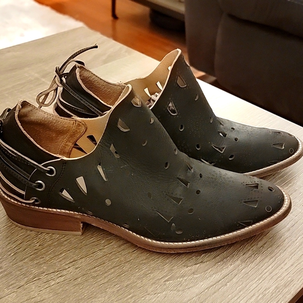 CWY by COOLWAY Black Anisse Leather Laser Cut Ankle Booties Sz 9